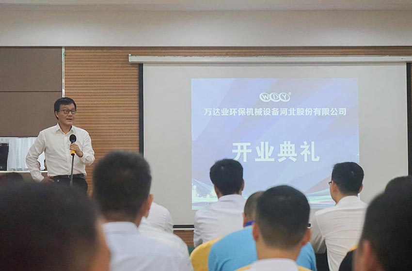 隨后原河南洛陽(yáng)耐火研究院院長(cháng)周寧生致辭。